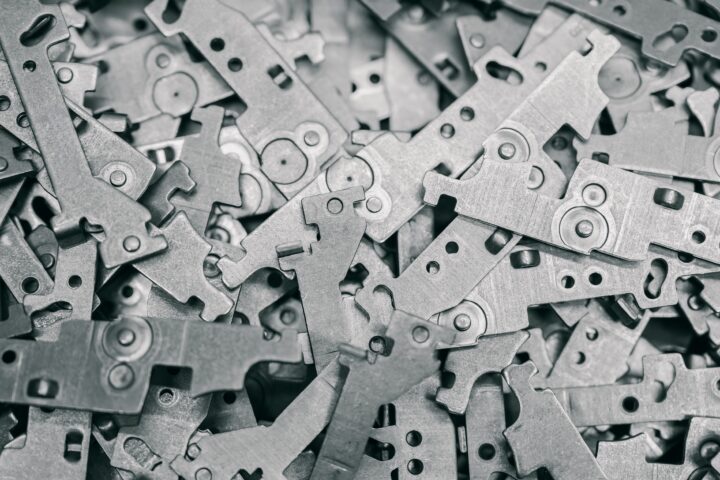 Stanzteil mit Gewinde und Prägungen aus Edelstahl