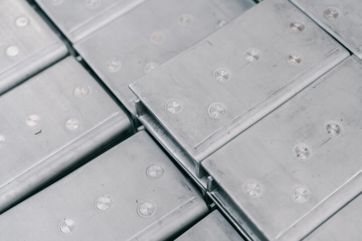 Montagebauteil mit Nietbolzen aus Stahl